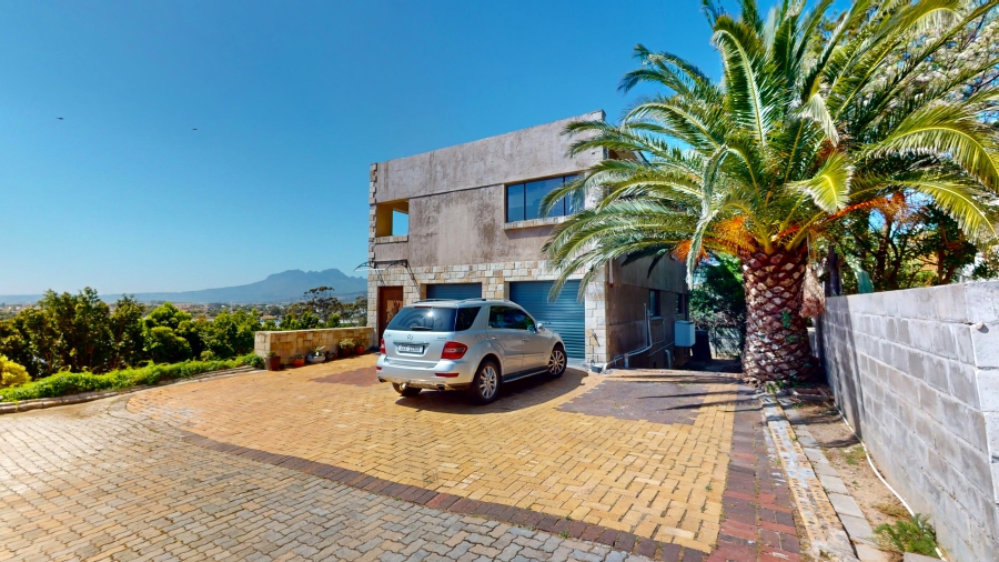 7 Bedroom Property for Sale in Mountainside Western Cape